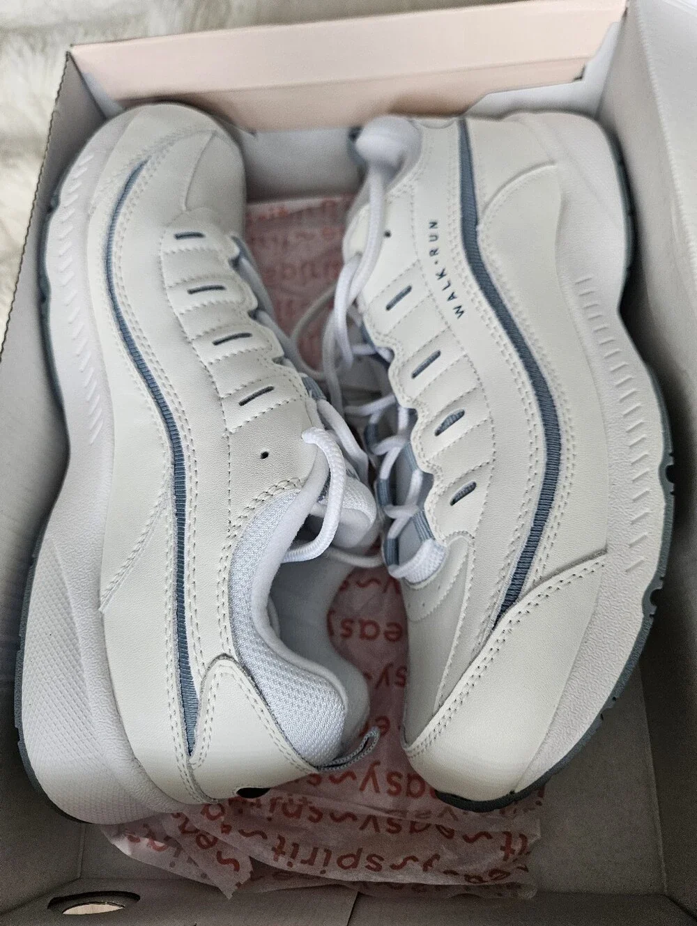 New In Box Easy Spirit Romy Leather Walking Shoes White Size US 10